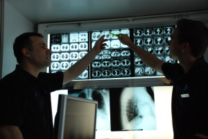Dr. Krüll und Dr. Noga vor Röntgenbildern Dr. Krüll und Dr. Noga vor Röntgenbildern