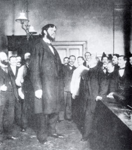 Riese Dr. Rudolf Virchow präsentiert einen Riesen