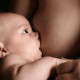 Mutter und Kind beim Stillen