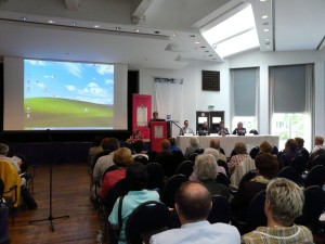 Vorsitzende Margit Settan und Referenten