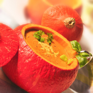Kürbissuppe im Fruchtkörper Fotolia © sterneleben - Fotolia.com.jpg