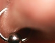 nickelhaltiger Schmuck - Allergiegefahr! Foto: Grey59/pixelio.de