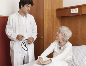 Patientin und Arzt im Gespräch